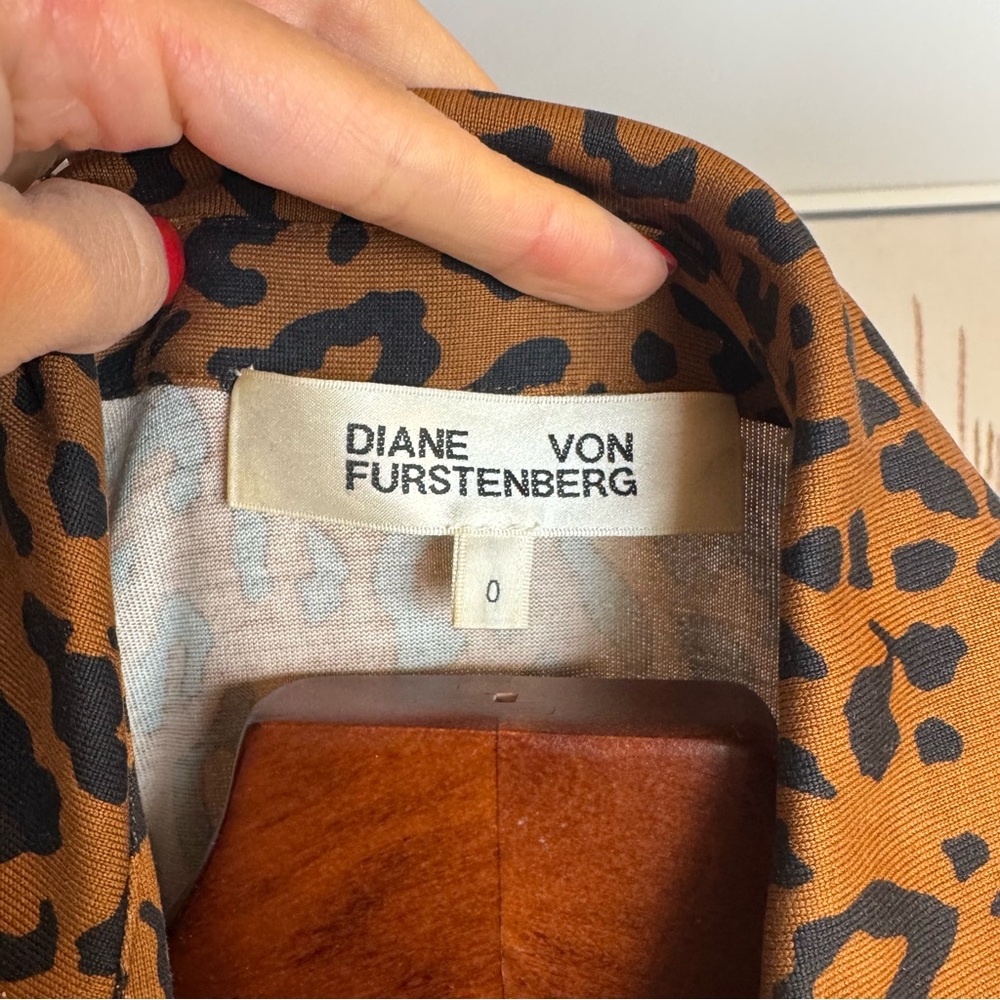 DVF  Silk Jersey Leopard Wrap Dress XS / 0 – Classic DVF Animal Print - Picture 5 of 5